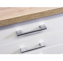 Detailaufnahme von zwei Schubladen mit Griffen und einer Arbeitsplatte.
