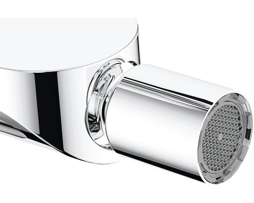 Detailaufnahme eines Wasserhahn-Auslaufs aus Metall