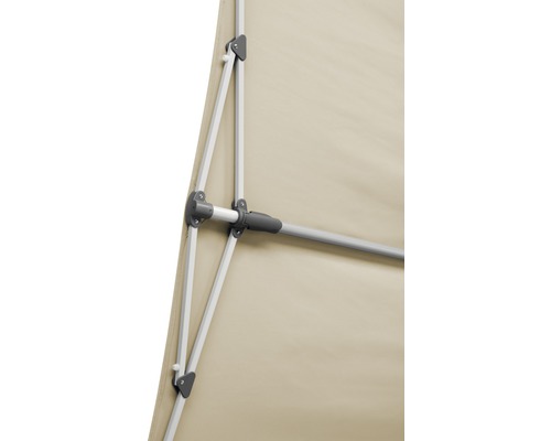 Detailansicht eines Sonnenschirms mit Metallgestell und Stoffbespannung