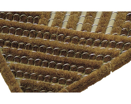 Detailansicht einer Fußmatte mit Bürstenstruktur und Metalleinfassung