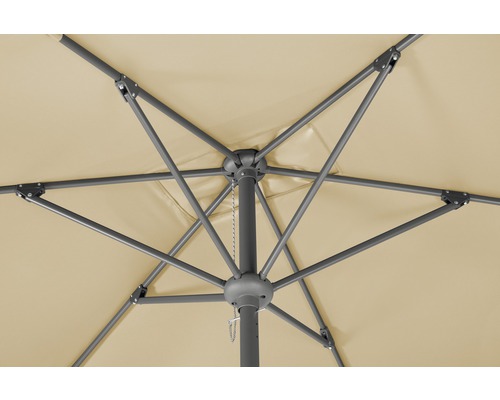 Detailaufnahme vom Gestell eines Sonnenschirms