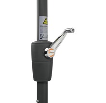 Detailaufnahme eines Sonnenschirms mit Handkurbel, Schneider Logo und Sicherheitshinweis