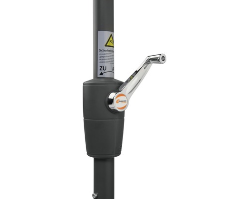 Detailaufnahme eines Sonnenschirms mit Handkurbel, Schneider Logo und Sicherheitshinweis