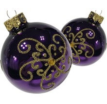 Zwei violette Weihnachtskugeln mit Ornamenten