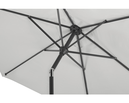 Detailaufnahme des Gestells eines Sonnenschirms