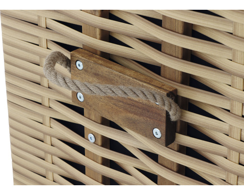 Detailansicht eines Korbes mit Holzgriff und Seil