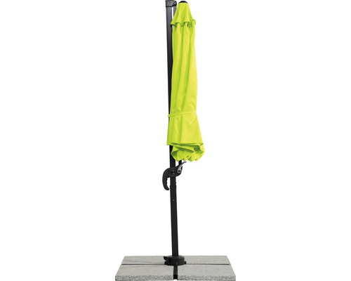 Geschlossener Ampelschirm mit Schirmständer