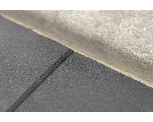 Gummifliese neben Betonpflaster