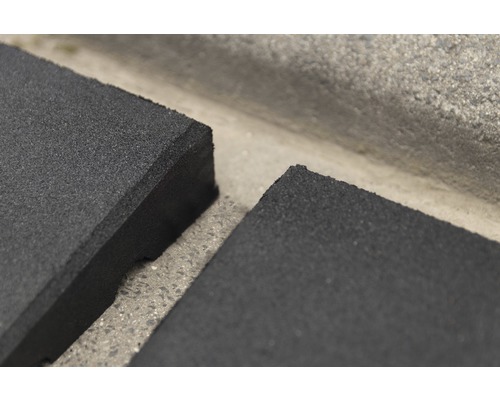 Detailaufnahme von Pflasterfugenprofilen aus Gummi