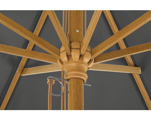 Detailansicht eines Sonnenschirms aus Holz mit Kurbelmechanismus