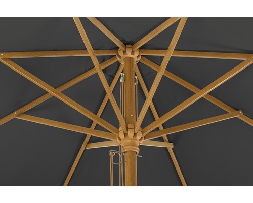 Detailansicht eines Sonnenschirms mit Holzgestell und dunklem Stoffbezug
