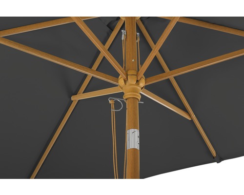Detailansicht von unten eines Sonnenschirms mit Holzrahmen und grauem Bezug
