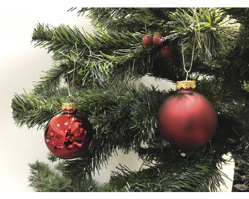 Dekorierter Weihnachtsbaum mit roten Christbaumkugeln