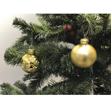 Dekorierter Weihnachtsbaum mit zwei goldenen Weihnachtskugeln