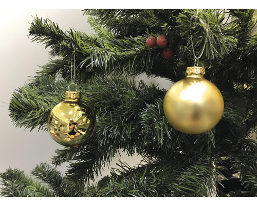 Dekorierter Weihnachtsbaum mit zwei goldenen Weihnachtskugeln
