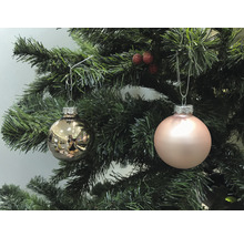 Zwei Christbaumkugeln hängen an einem Weihnachtsbaum
