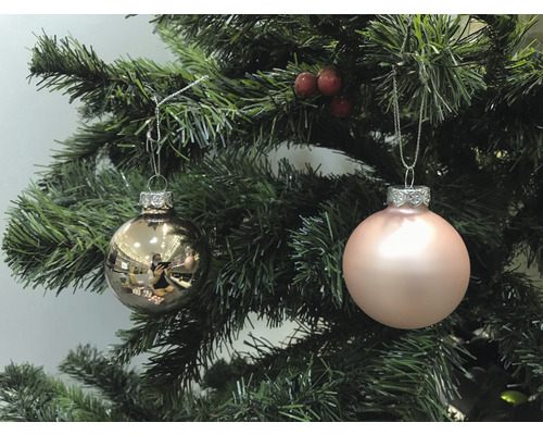 Zwei Christbaumkugeln hängen an einem Weihnachtsbaum