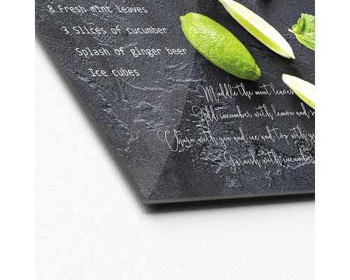 Rezept für einen Cocktail auf einer dunklen Steinplatte mit Zutaten.