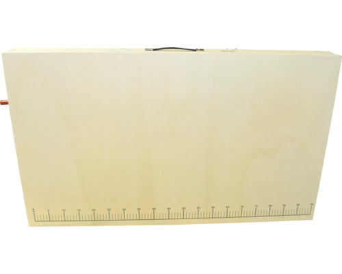 Holzkiste mit Maßeinteilung