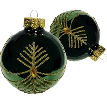 Zwei dunkelgrüne Weihnachtskugeln mit Baumdesign und Aufhängung