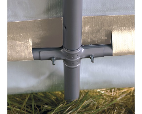 Detailansicht eines Partyzeltgestells mit Schrauben und Gras im unteren Bildbereich