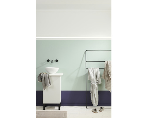 Modernes Badezimmer mit Waschtisch, Handtuchhalter und Bademantel