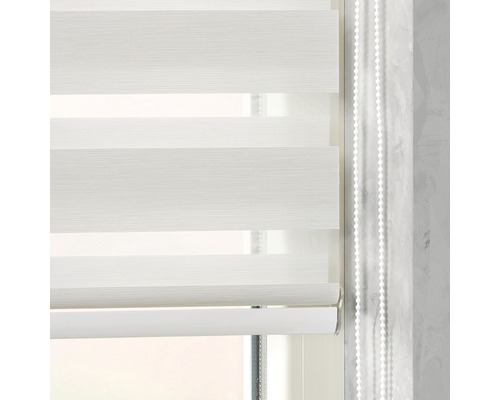 Weißes Doppelrollo mit Kettenzug