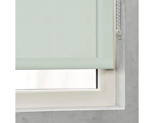 Fenster mit heruntergelassenem Rollo