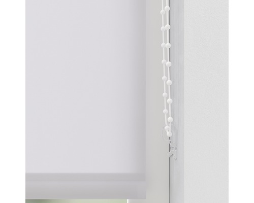 Weiße Fensterrollos mit Kettenzug