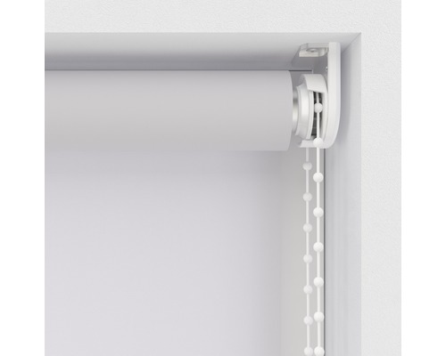 Detailansicht eines weißen Rollos mit Kettenzug am Fenster