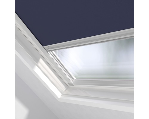 Nahaufnahme eines Dachfensters mit Rollo