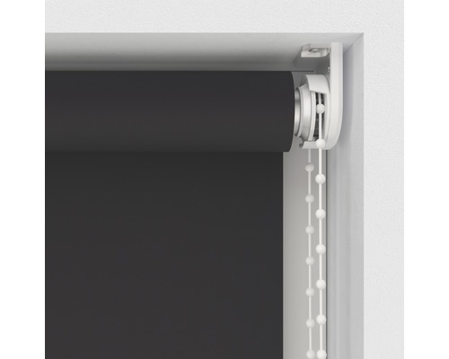 Detailansicht eines grauen Rollos mit Bedienkette