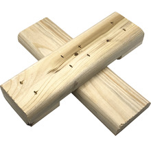 Zwei gekreuzte Holzlatten