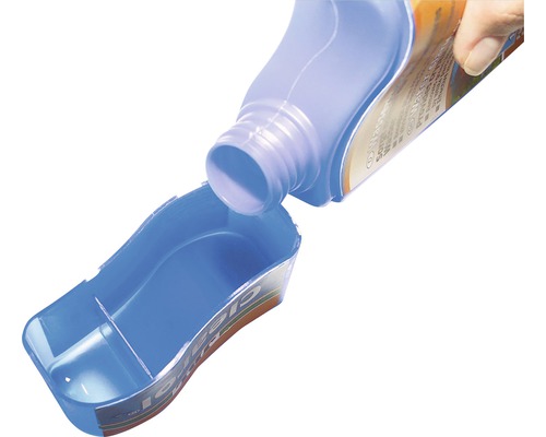 Dosierkappe wird mit Reiniger befüllt.