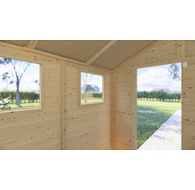 Innenansicht eines Gartenhauses mit Holzverkleidung und Fenstern
