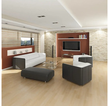 Helles Wohnzimmer mit Sofa, Sessel, Hocker, Fernseher und Steinwand