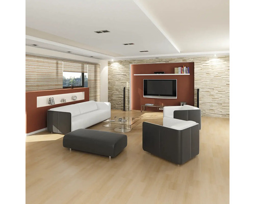 Helles Wohnzimmer mit Sofa, Sessel, Hocker, Fernseher und Steinwand