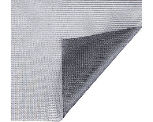 Grauer Teppich mit umgeschlagener Ecke