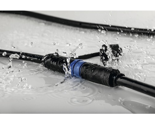 Schwarzes Stromkabel mit wasserdichtem Stecker im Wasser