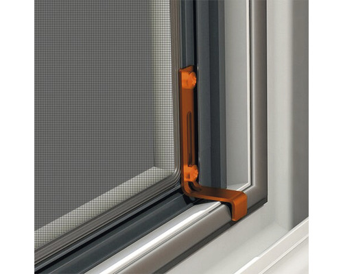 Detailansicht eines Insektenschutzfensters mit Befestigungswinkel