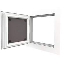 Kellerfenster mit geöffnetem Fensterflügel