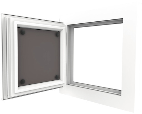 Kellerfenster mit geöffnetem Fensterflügel