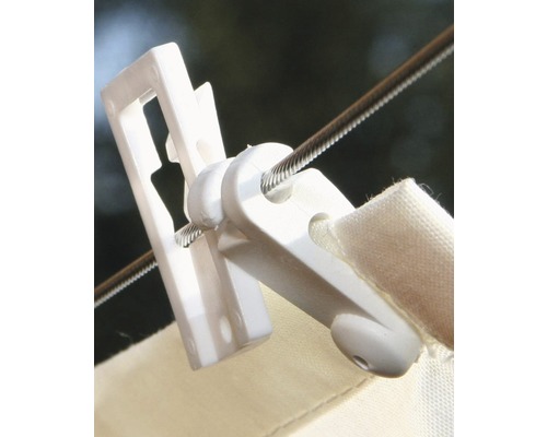 Wäscheklammer aus Kunststoff an einer Wäscheleine mit Textilstoff