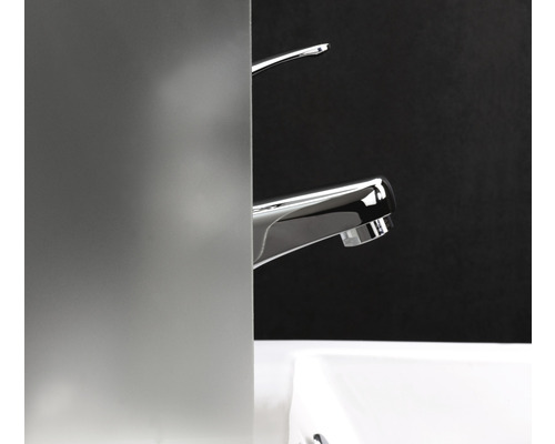 Waschbeckenarmatur aus Metall im Badezimmer