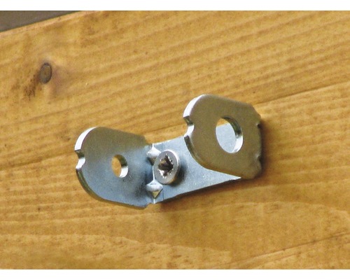 Metallwinkel an einer Holzwand befestigt