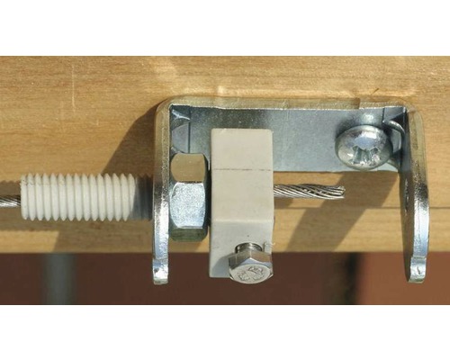 Detailaufnahme einer Drahtseilbefestigung mit Schrauben