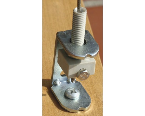 Detailaufnahme eines Drahtseilhalters mit Schrauben und Federelement zur Befestigung.