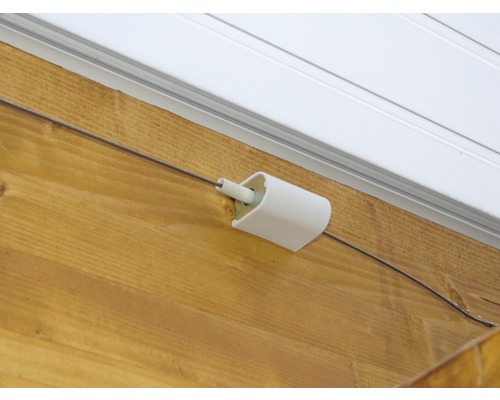 Draht mit Befestigung an einer Holzwand