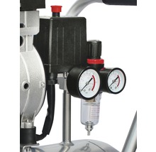 Detailansicht eines Kompressors mit Manometern zur Druckmessung