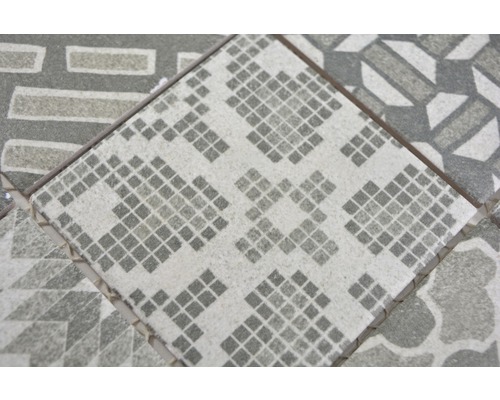 Nahaufnahme von Bodenfliesen mit geometrischen Mustern